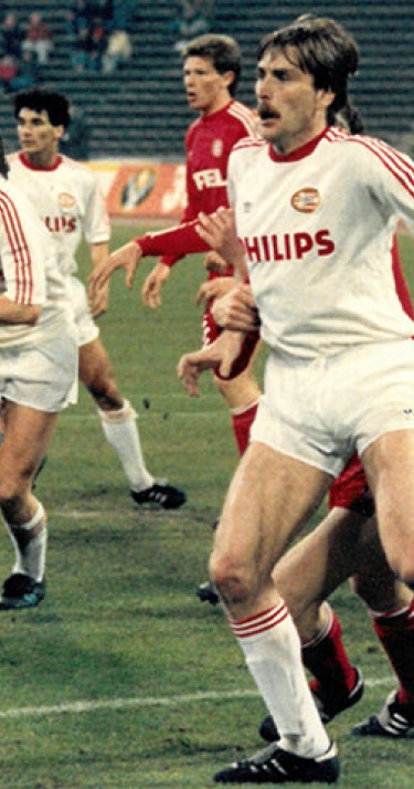 Sterkhouder in 88, loodgieter in het heden