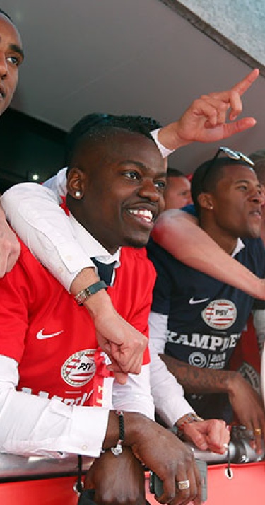 Captain Wijnaldum toont Eindhoven de schaal!