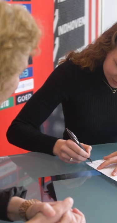 Jong PSV vrouwen keepster Daniëlle de Jong tekent eerste prof contract