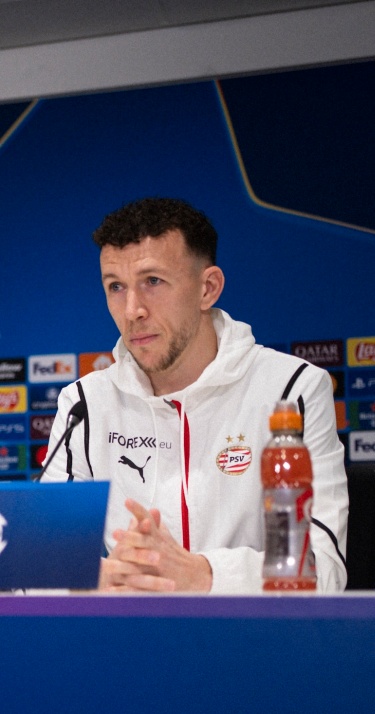 Persconferentie | ‘In moeilijke tijden moeten echte mannen opstaan’