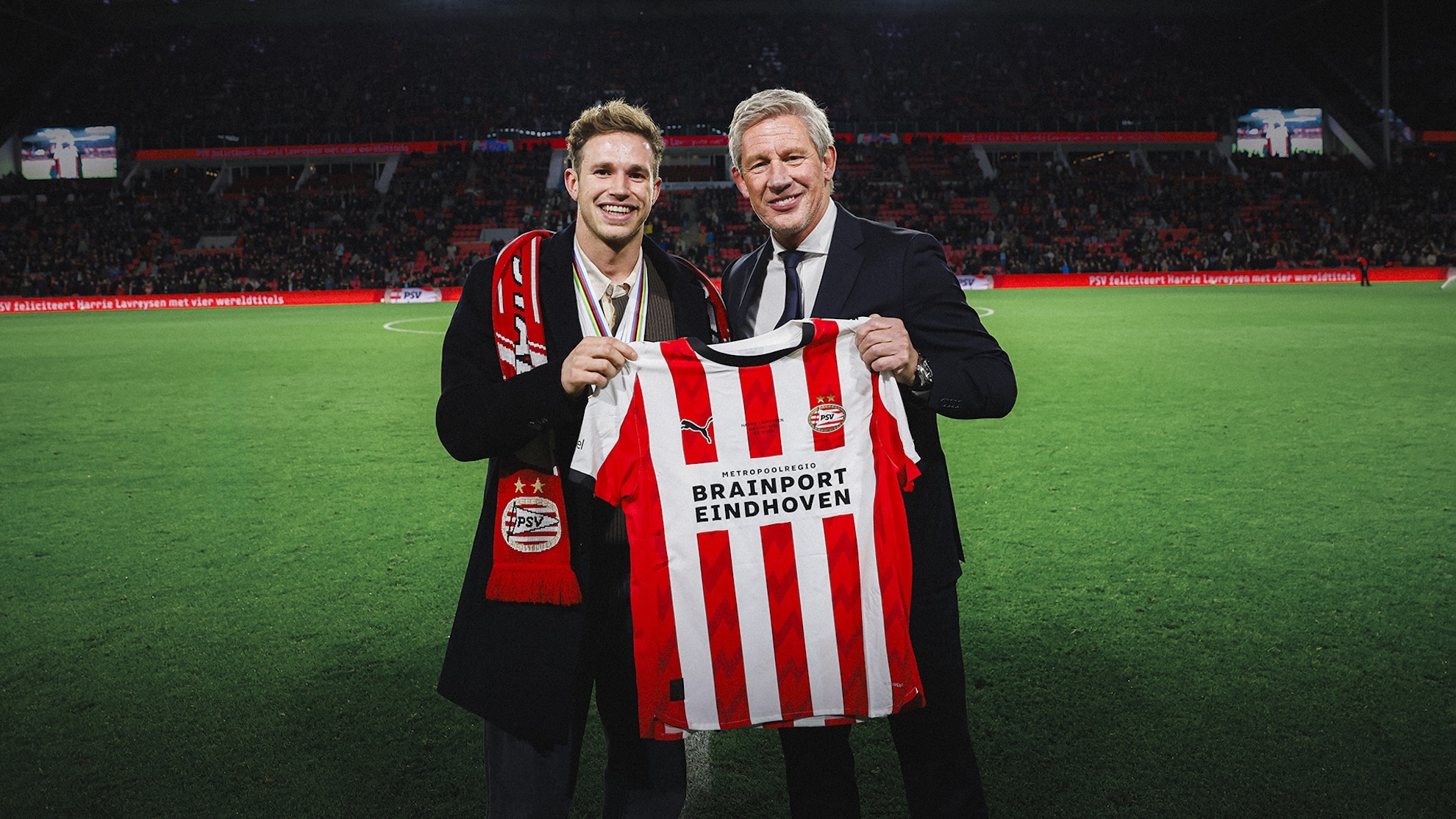 Wielerlegende Harrie Lavreysen wordt gehuldigd in het Philips Stadion