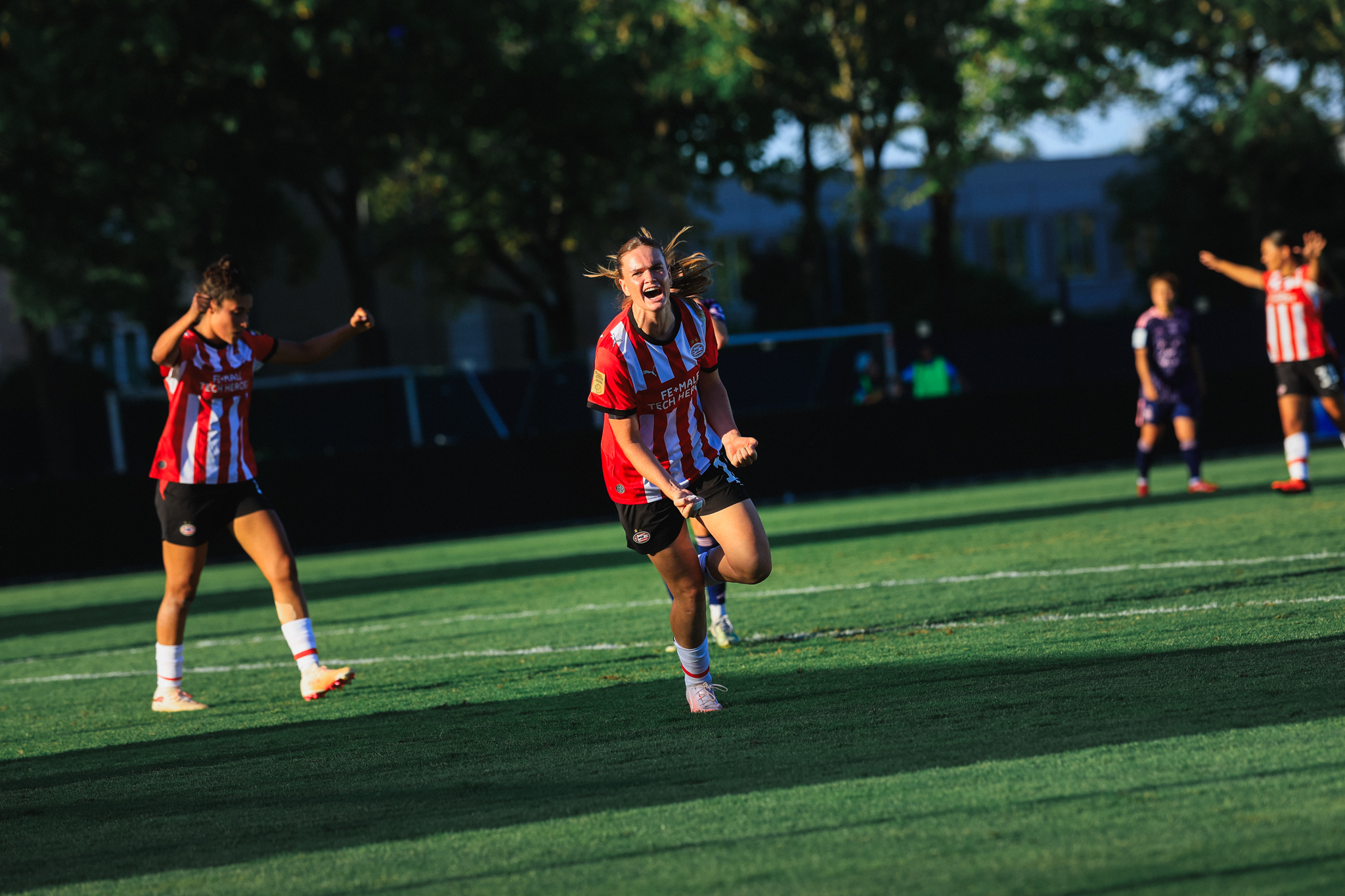UWCL | Rijsbergen schiet PSV Vrouwen met hattrick naar laatste voorronde