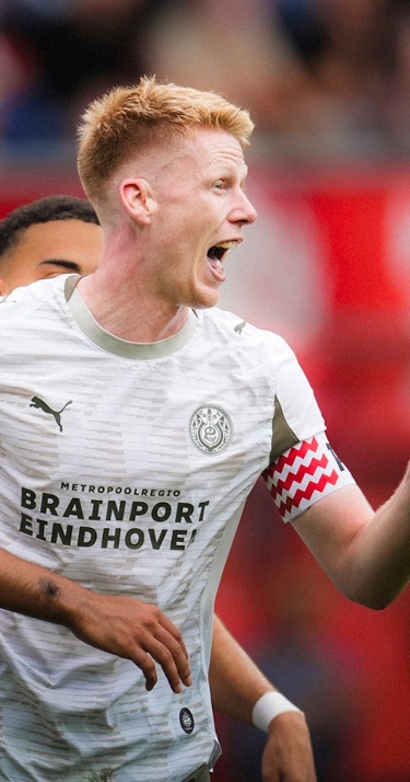 Liveblog | PSV houdt hoofd koel in verhit duel met FC Twente en pakt volle buit