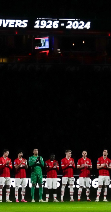 Een eervol en prachtig applaus ter ere van het onlangs overleden clubicoon Kees Rijvers