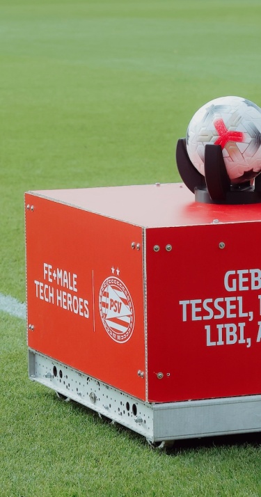 Business | Robot brengt wedstrijdbal het veld op, met boodschap voor de toekomst