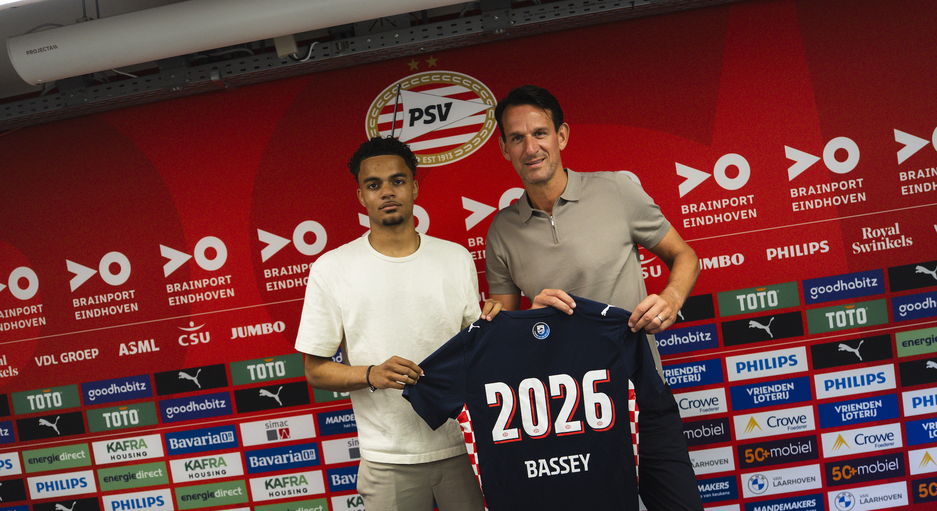 PSV - Contractnieuws | Essiën Bassey verlengt contract met één jaar