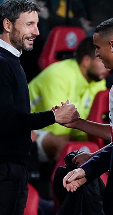 Van Bommel wil gefocust PSV zien: ‘wisselvalligheid niet onlogisch’