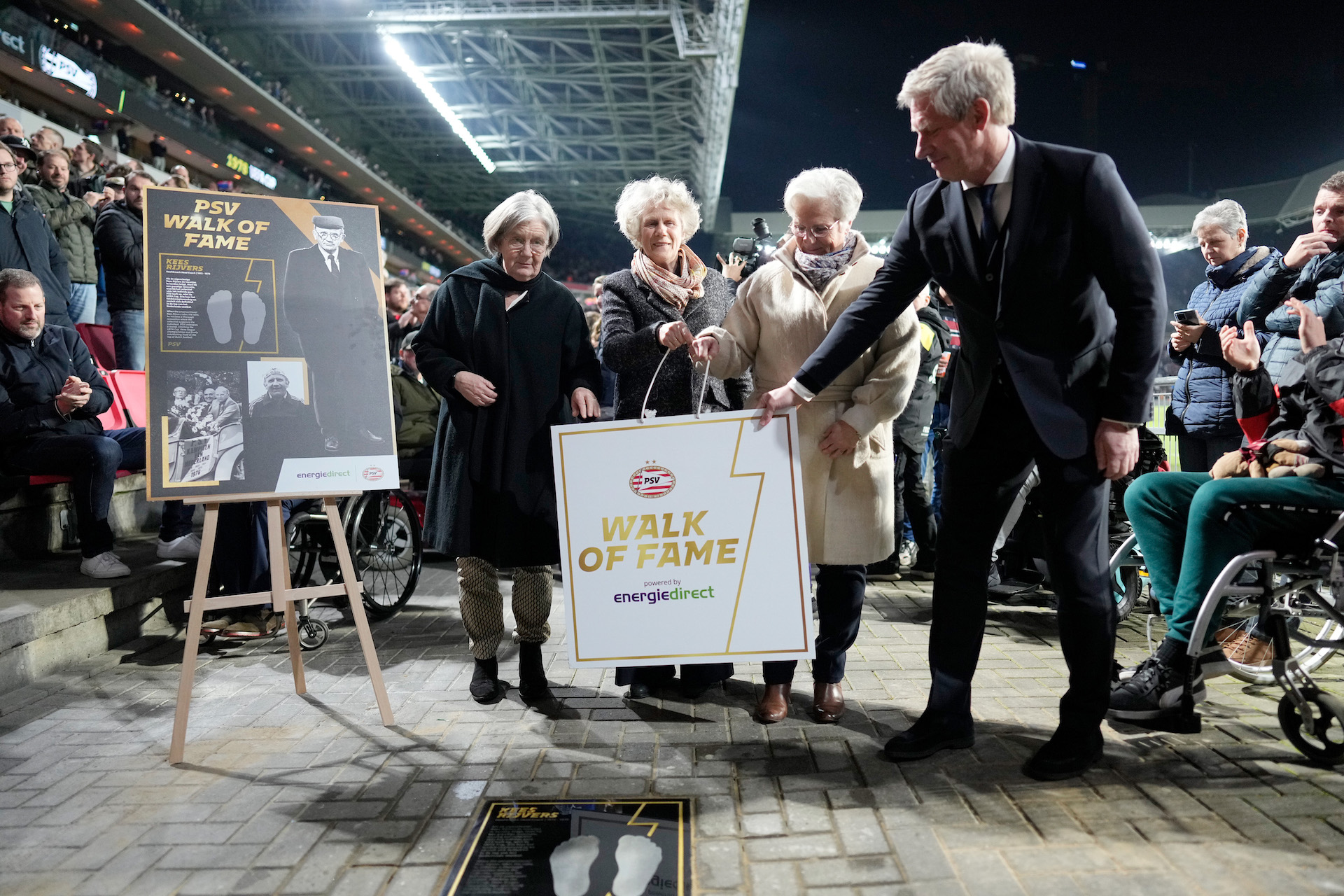 Meneer Rijvers heeft een plekje op de Walk of Fame van PSV gekregen. De tegel is in de rust onthuld.