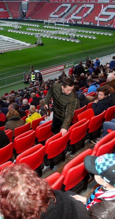 FC PSV-leden kijken bij PSV naar de topper