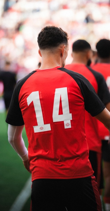 De selectie steekt de geblesseerde Alassane Pl&eacute;a een hart onder de riem