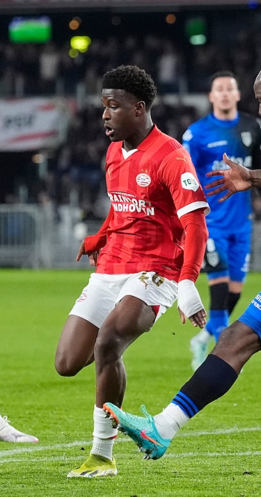 Isaac Babadi dribbelt oud-PSV'er Jetro Willems voorbij