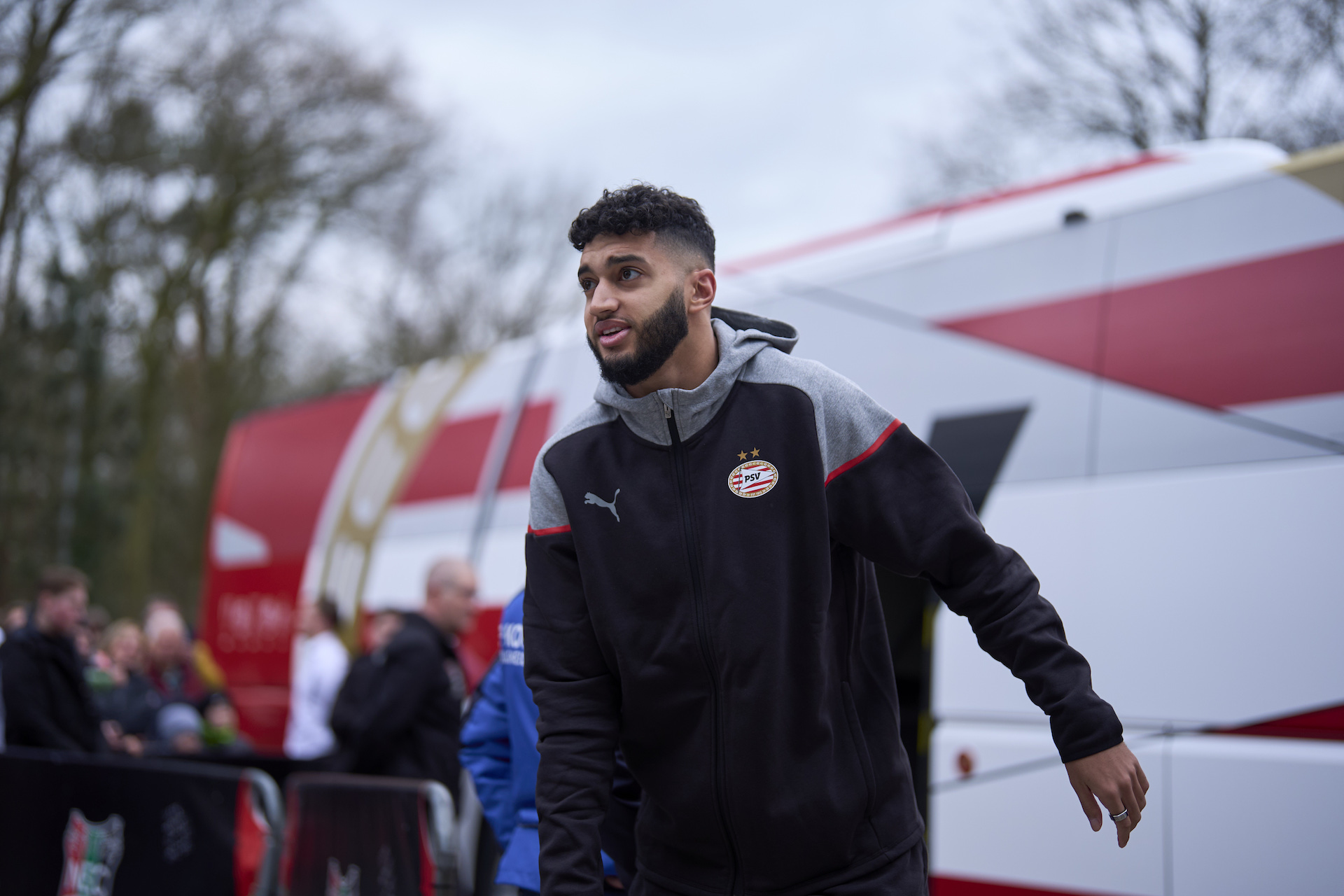 De van blessures teruggekeerde Mauro JR en Ismael Saibari beginnen in het Goffertstadion op de bank.