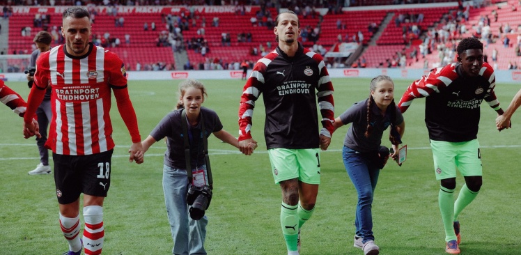 Nieuws | Tien jonge PSV-fans beleven hun droom met Contract voor één dag
