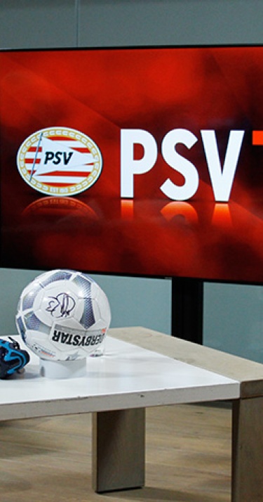 Aad de Mos te gast in de studio van PSV TV