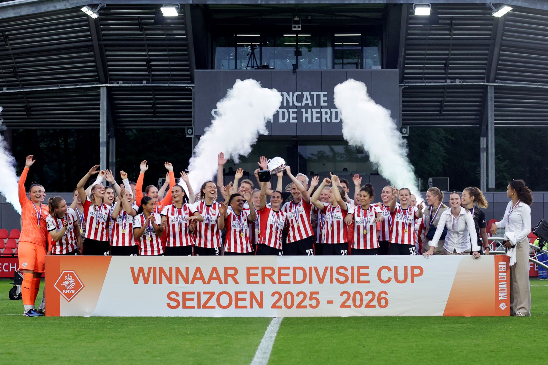 Wedstrijdverslag | PSV Vrouwen verslaat Ajax en pakt tweede prijs van seizoen