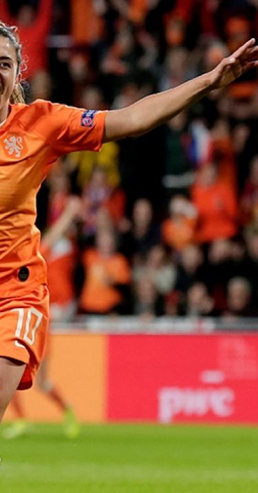 Van de Donk schittert in haar honderdste duel