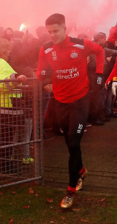 PSV-fans moedigen selectie aan op weg naar topper