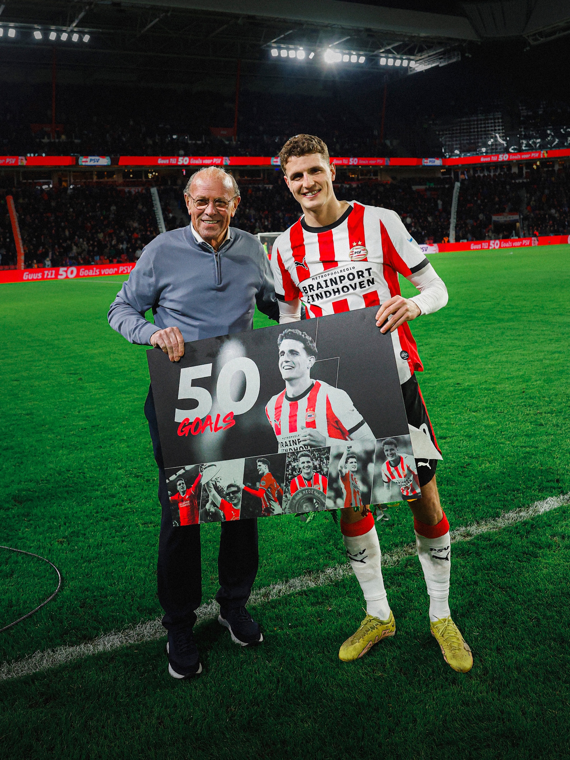 Guus Til met een beloning voor de mijlpaal van vijftig doelpunten in het PSV-shirt