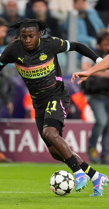 PSV heeft iets meer controle, maar staat nog altijd met twee doelpunten achter