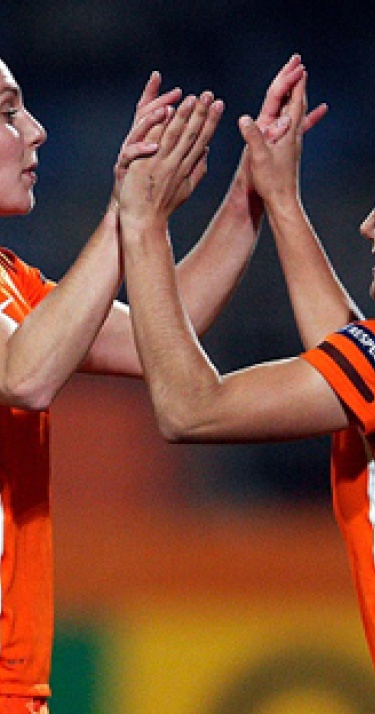 Danielle van de Donk scoort voor Oranje