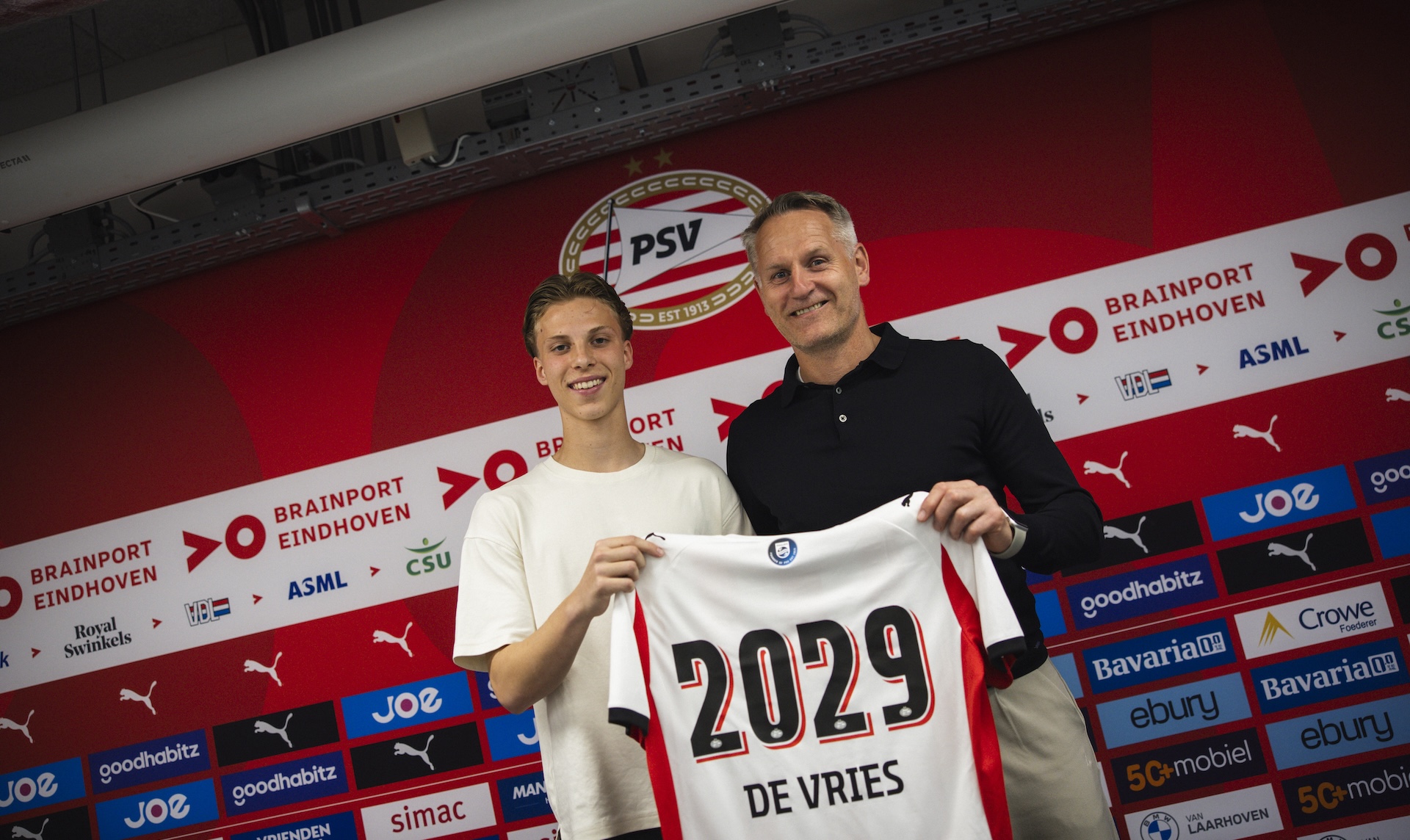 Professional contract | Lyam de Vries signs first contract with PSV