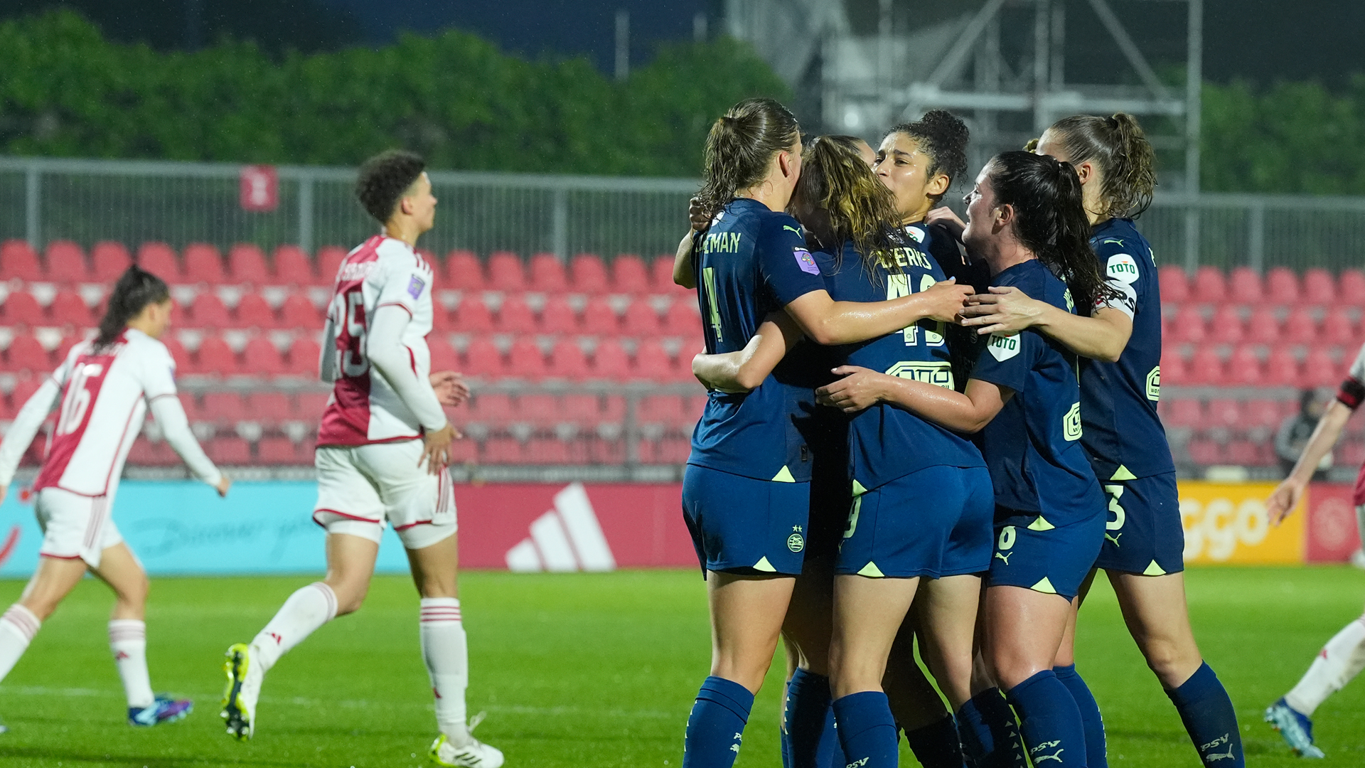 Finale | Veerkrachtig PSV Vrouwen grijpt na verlenging finaleticket Eredivisie Cup
