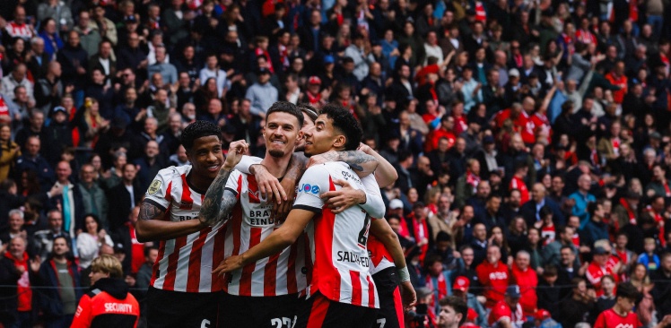 Liveblog | PSV eindigt seizoen met vijfklapper tegen FC Twente