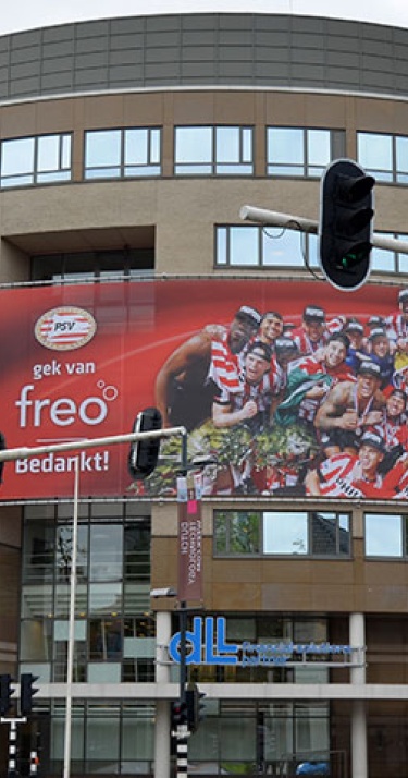 PSV bedankt Freo met groot spandoek
