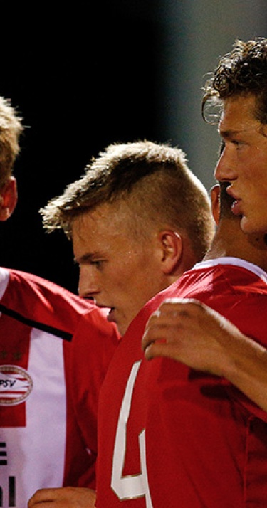 Jong PSV wint met tien man van FC Dordrecht: 3-2