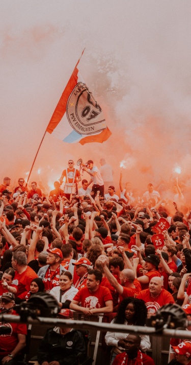 Live | PSV geweldig onthaald op Stadhuisplein, huldiging komt tot een einde