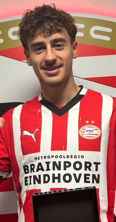 Debuut | Samuel Gomez van Hoogen ontvangt De Frederik na debuut bij PSV 1