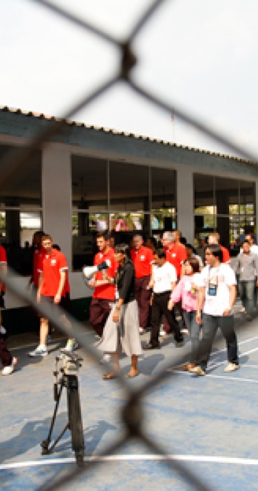 Uniek bezoek PSV aan Klong Prem-gevangenis