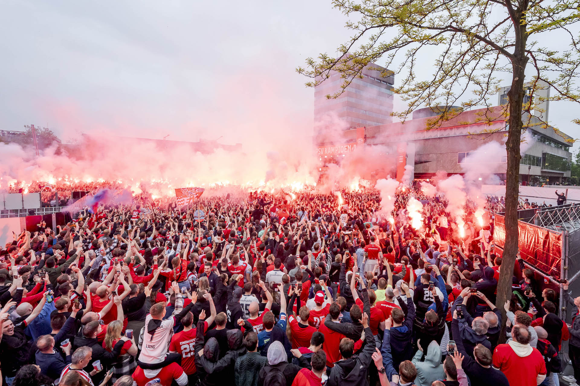 Het Stadhuisplein is Rood!
