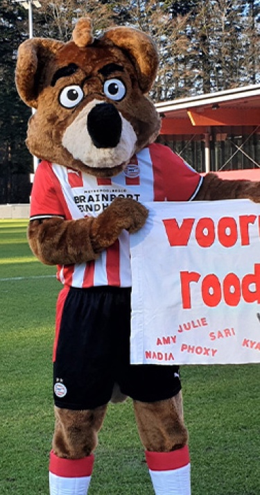 Support PSV Vrouwen met een eigen spandoek