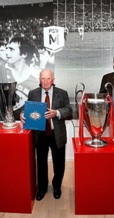 Officieel jubileumboek PSV 100 gepresenteerd