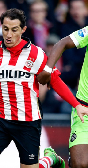 PSV verliest koppositie aan Ajax: 0-2