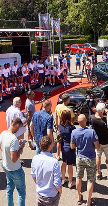 Driessen Autogroep levert spelersauto's 