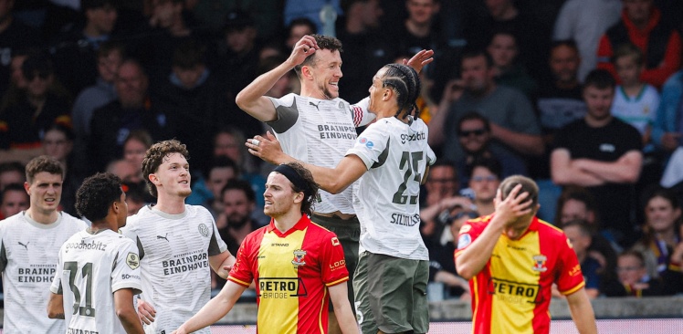 Liveblog | PSV sluit laatste uitwedstrijd van het seizoen overtuigend af 