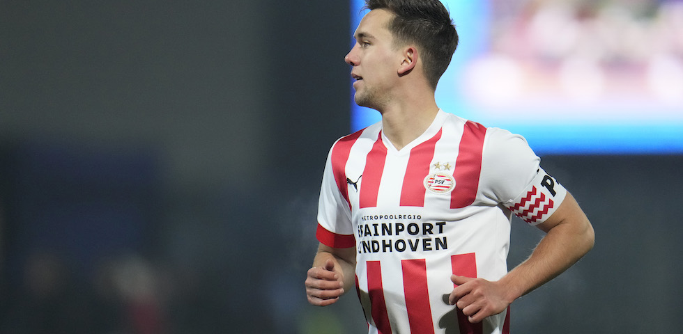 PSV - Transfer | PSV verkoopt Dennis Vos aan FC Emmen