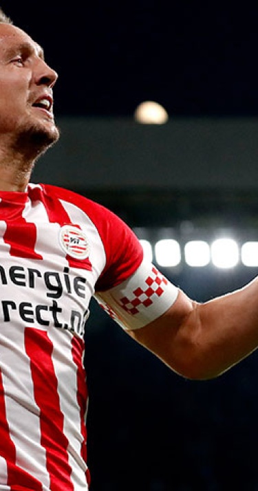 Clubrecord Van Bommel na 6-0 zege op Emmen