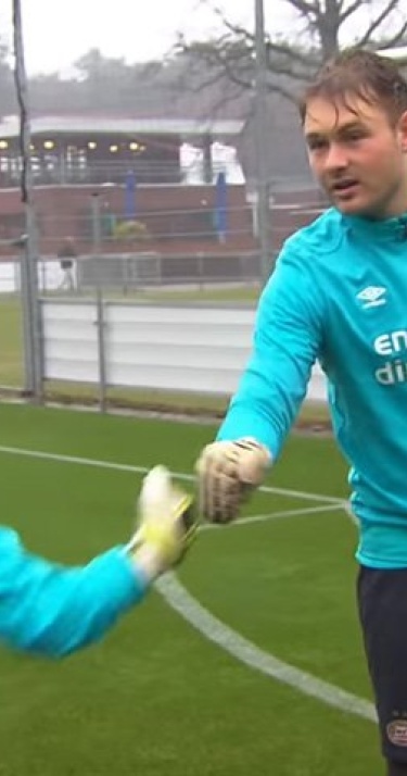 Jeroen Zoet helpt FC PSV-lid Mick