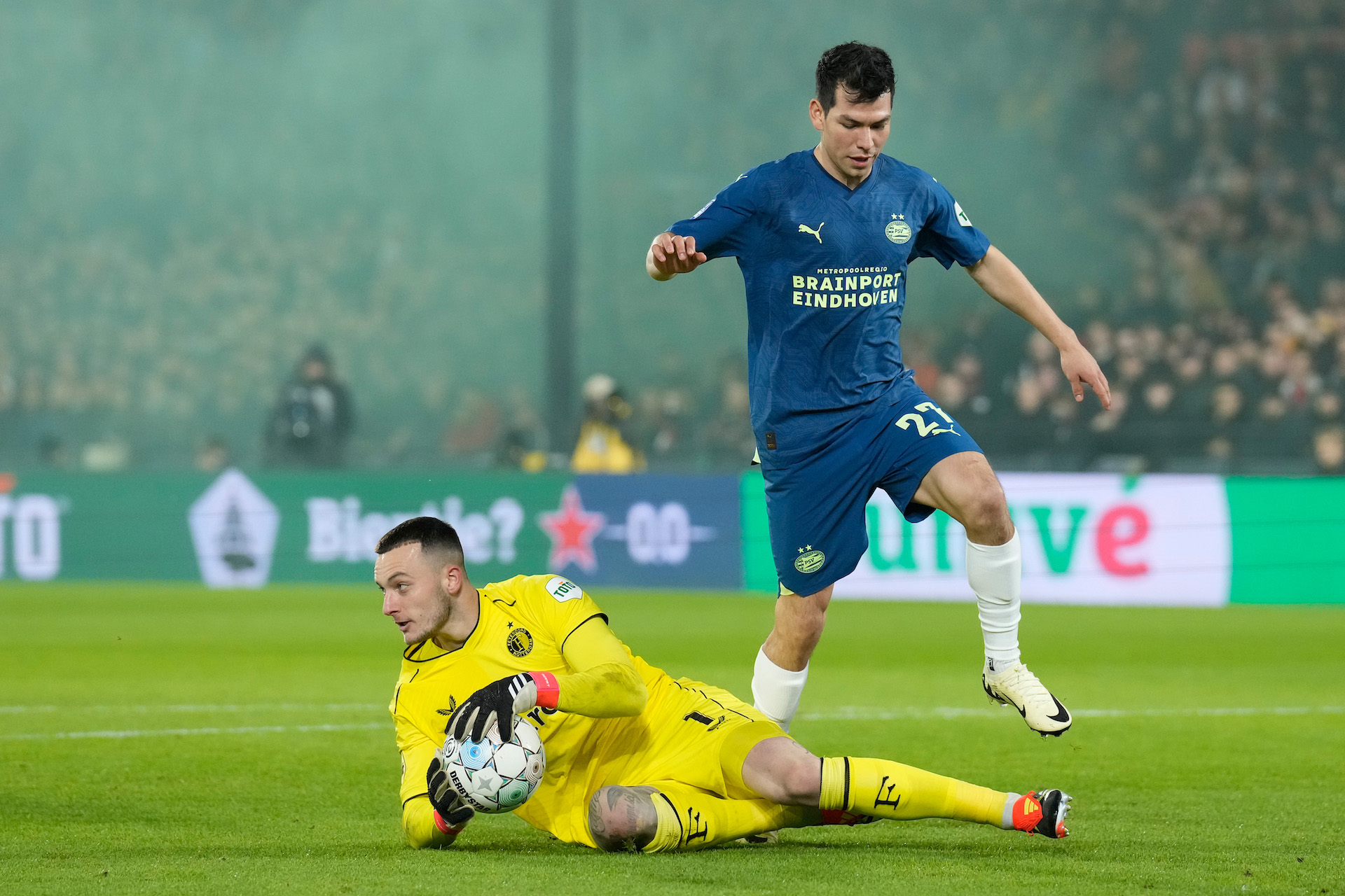 Hirving Lozano wordt gestopt door Justin Bijlow