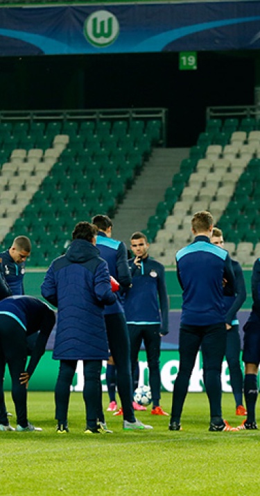 PSV traint in de Wolfsburg ArenA