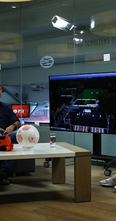 Aad de Mos op de bank bij PSV TV 