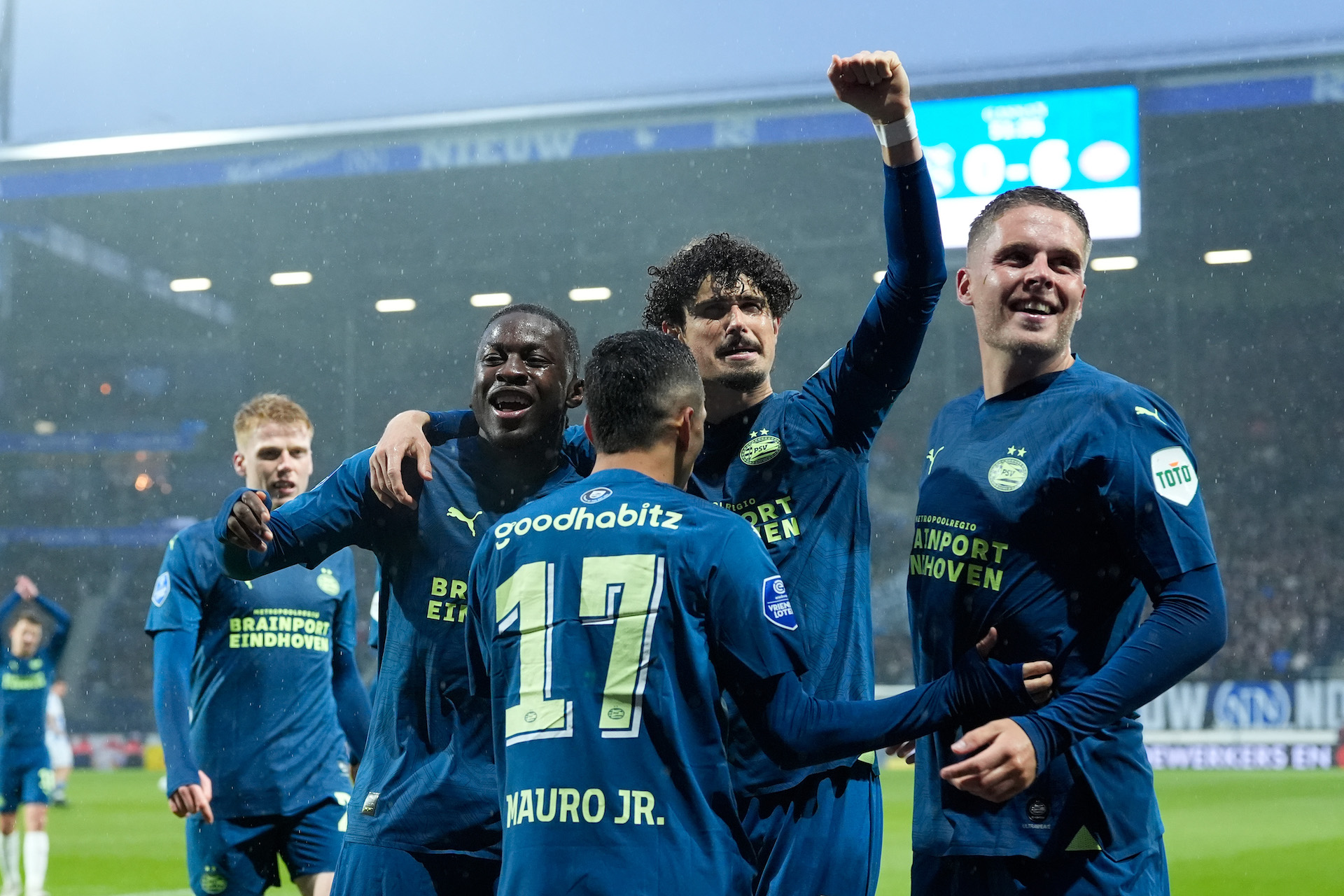 El PSV hizo lo que tenía que hacer y consiguió la mayor victoria a domicilio de su historia. Pronto se decidirá en Deventer lo larga que será la noche. 