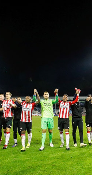 IN BEELD | PSV heeft weinig moeite met De Graafschap