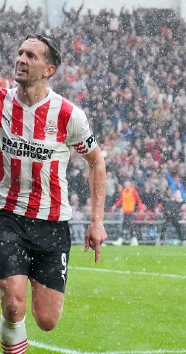 Eredivisie | PSV overklast Ajax en verovert tweede plek in aanloop naar bekerfinale