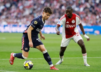 Liveblog | PSV ziet overwinning uit handen glippen en pakt punt in Amsterdam