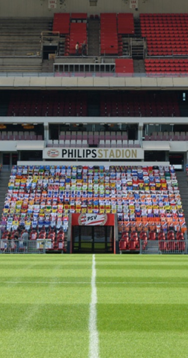 2095 wielershirts uitgestald op Zuidtribune