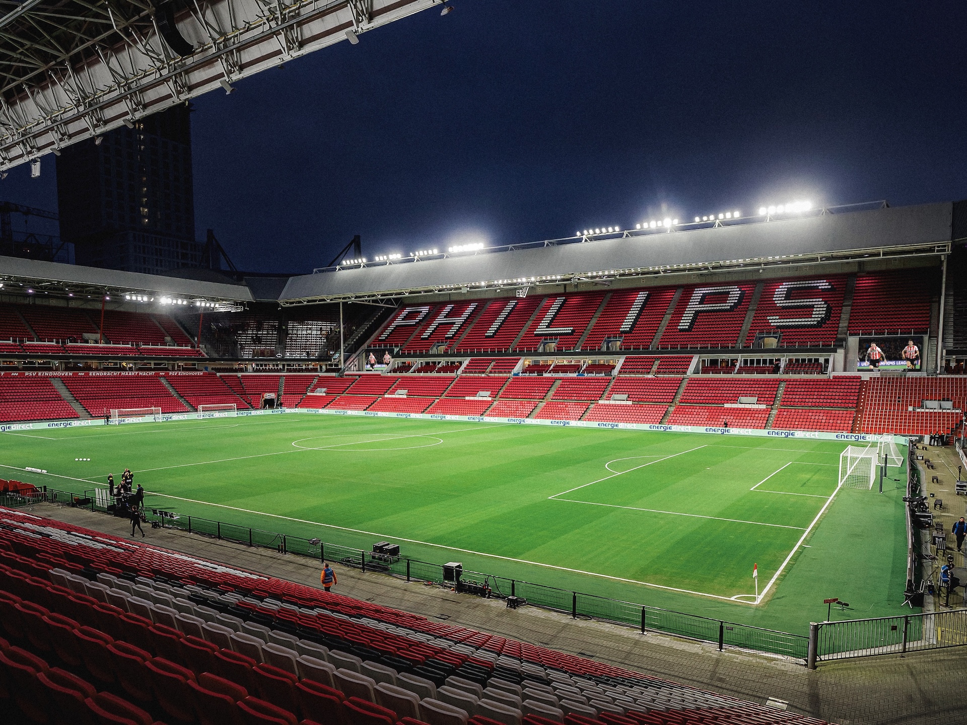 Nieuws | Noord-tribune eerste tribune die helemaal over gaat op digitale toegang: fysieke seizoenkaart niet meer geldig bij PSV - Feyenoord